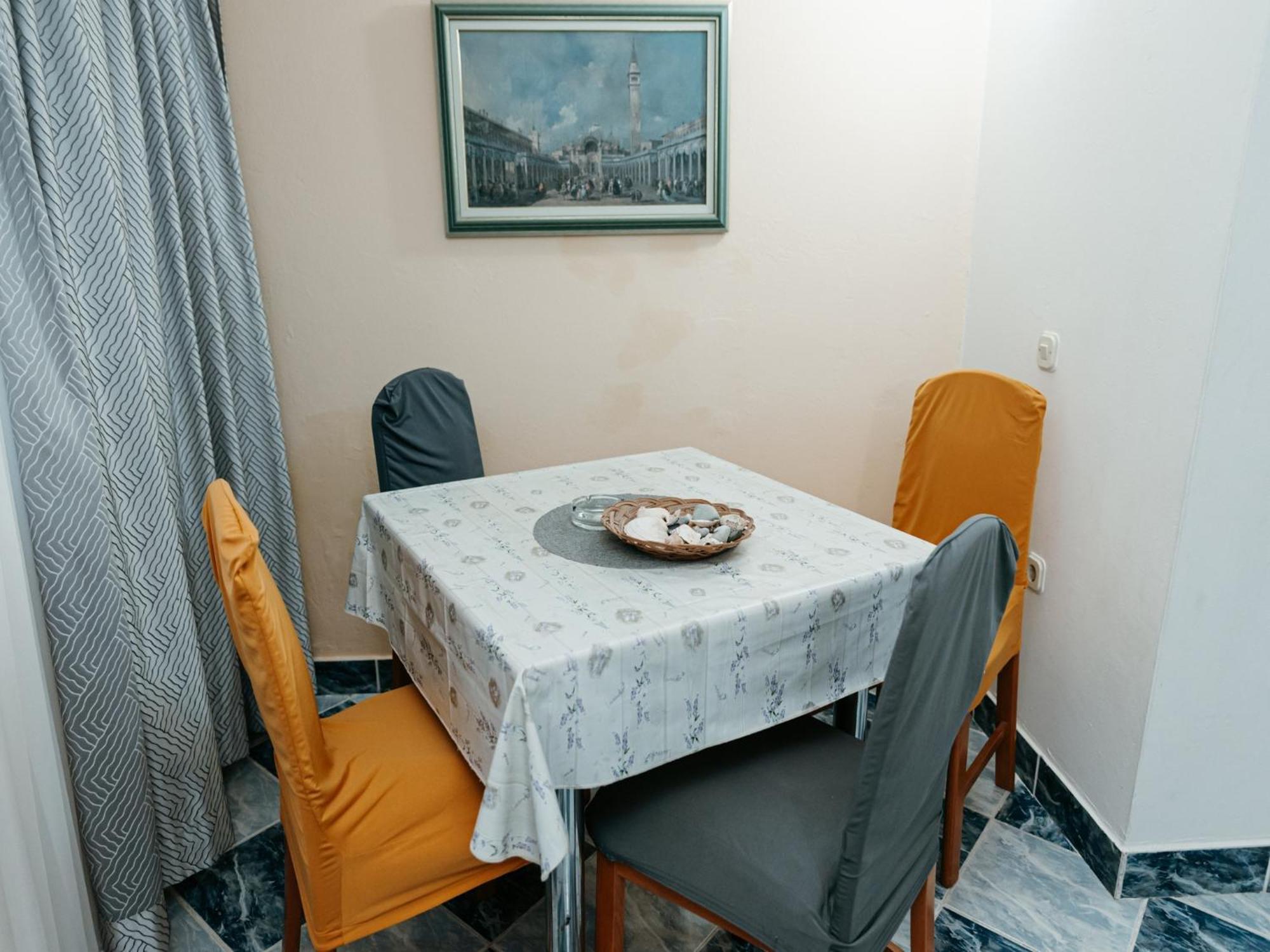 Apartmani Dragobratovic Komarna Ruang foto